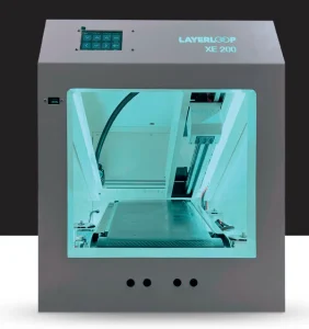 "Stampante 3D medica industriale Layerloop XE, mostrata qui in funzione, combinando prestazioni elevate e versatilità per applicazioni desktop, ideale per ambienti professionali e creativi."