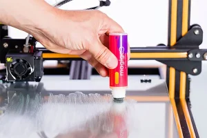 Applicazione di colla adesiva per stampa 3D sul piano riscaldato per migliorare l’adesione del primo layer